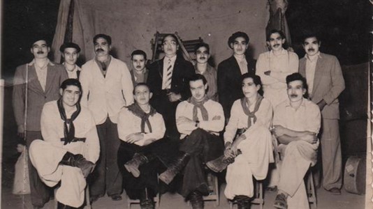 Cacique Catán (de pie en el centro, de traje oscuro y corbata), Ladislao Piedrabuena y Tránsito Cocomarola en Mesón de Fierro, Chaco (año 1951). Fotografía: blog "Relatos mocovíes".