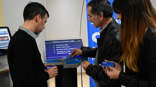 Rey y Medina probaron las terminales automáticas que funcionarán en Mitre y Marcelo T de Alvear.