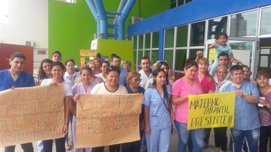 "Cobramos 4200 pesos, es nuestro sueldo y trabajamos 30 horas semanales", manifestó una de las enfermeras.
