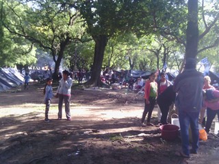 El acampe de familias de campesinos e indígenas se lleva a cabo en el Parque 2 de Febrero.