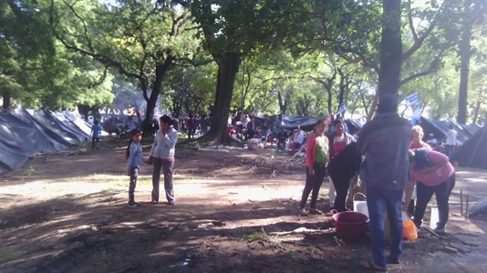 El acampe de familias de campesinos e indígenas se lleva a cabo en el Parque 2 de Febrero.