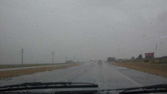 Por las lluvias, recomiendan disminuir la velocidad en las rutas.
