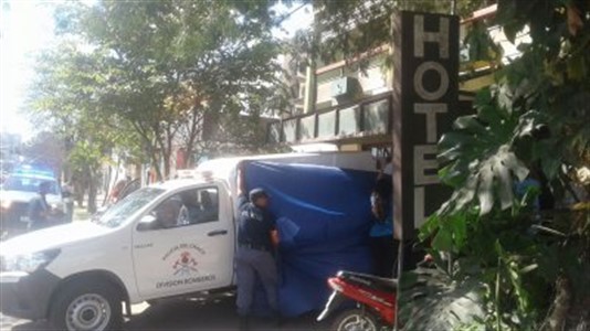 La policía retira los cuerpos del hotel céntrico.