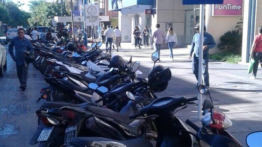 Los conductores estacionan sus motos donde sea, sin respetar las señales.