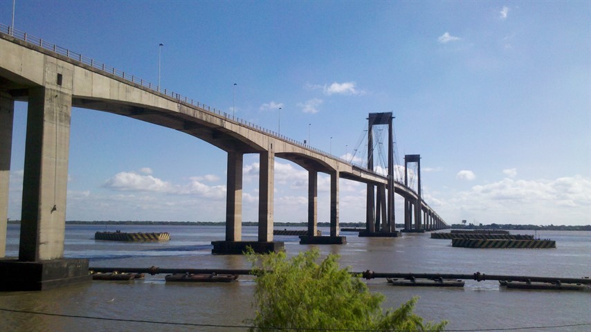El puente Chaco Corrientes no tiene problemas. 