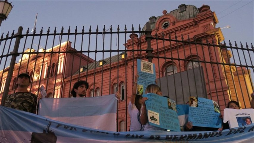 El acampe frente a la Casa Rosada de los familiares y amigos de los submarinistas.