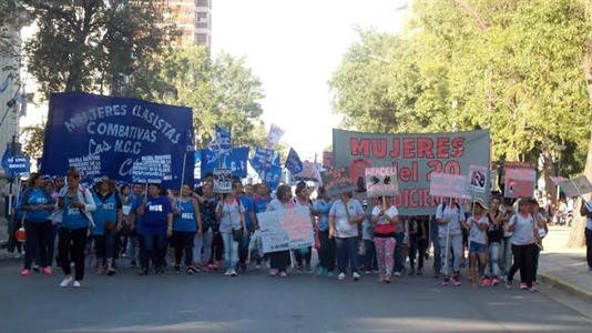 Marcha en repudio al femicidio de Araceli Fulles.