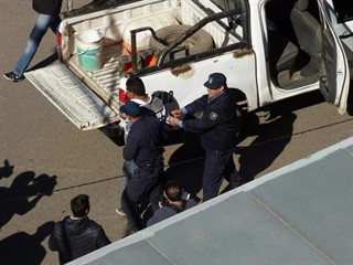 El momento de la detención de uno de los manifestantes.