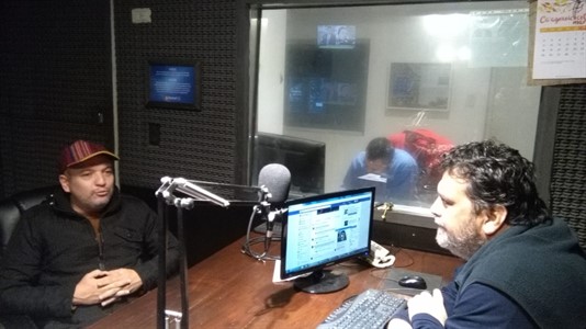 Coqui en los estudios de Radio Libertad, festejando el Día del Amigos con una charla con Sergio Schneider.