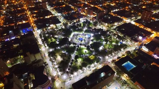 La plaza 25 de mayo iluminada con luces led, una novedad en su momento.