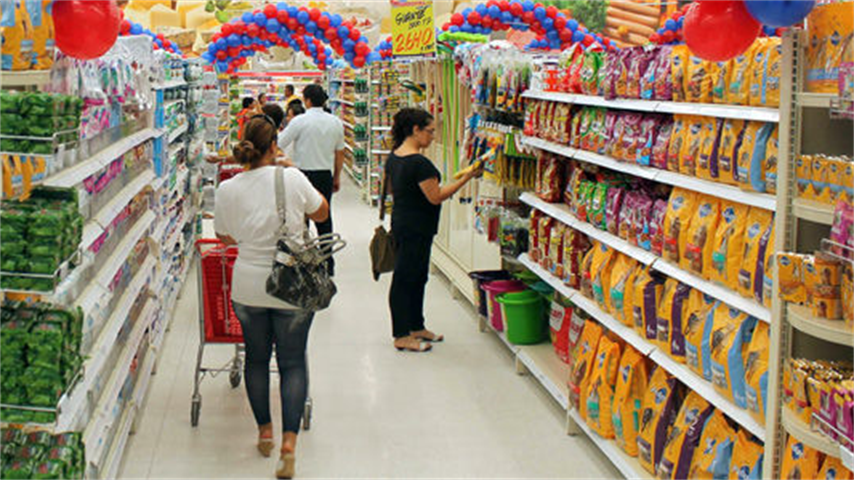 Las cadenas de supermercados tienen precios más altos que los comercios locales.