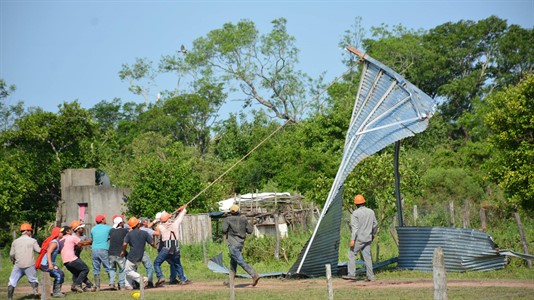 Más de cuarenta casas sufrieron voladura de techos por los fuertes vientos.