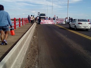 El Puente Belgrano estuvo cortado por varios minutos por un grupo de beneficiarios