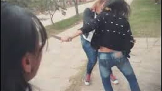 Las adolescentes se agredieron en la vereda del colegio. (Foto: Primera Línea)