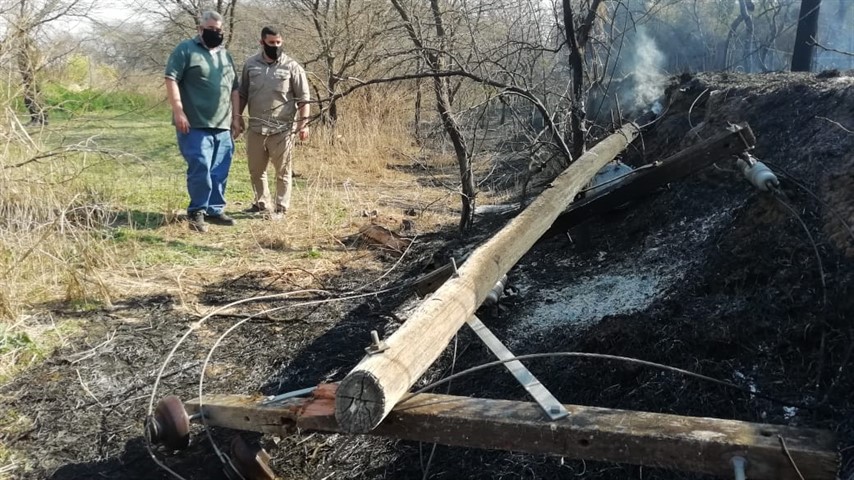 El incendio rural quemó transformadores, postes y líneas eléctricas dejando sin luz la zona, entre ellos los puestos camineros de varias fuerzas provinciales y nacionales.