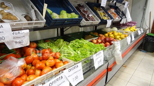 Carrefour acordó vender frutas y verduras de productores locales.