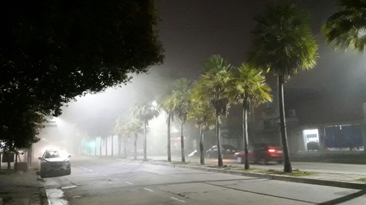 La ciudad amaneció cubierta de niebla.