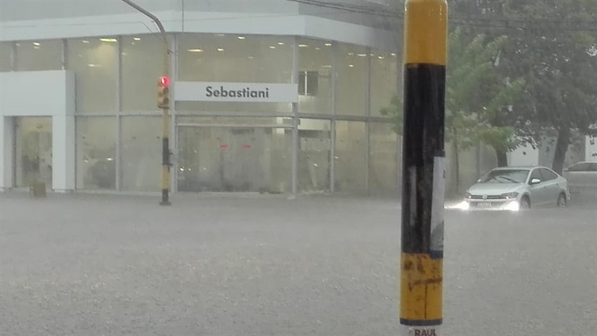 La lluvia dejó bajo agua a la ciudad. Dramáticas imágenes.