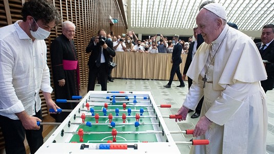 Francisco jugó un rato al metegol durante la Audiencia General que encabezó en el Vaticano. Foto: AFP.