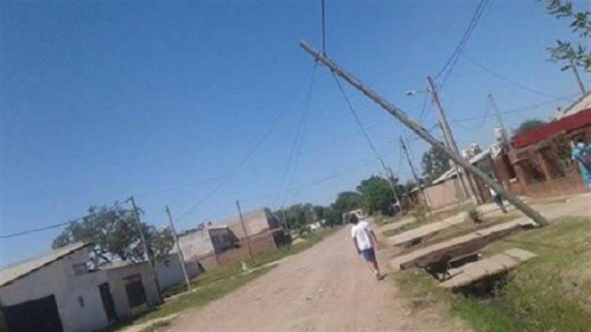 En el barrio 160 viviendas los vecinos reclamaron por el peligro que genera un poste inclinado. (Foto: Diario Tag)