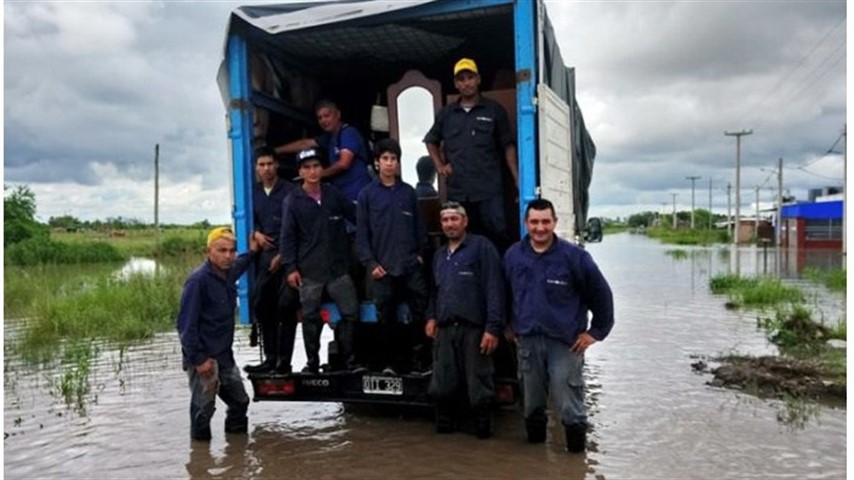 El camión que Ojeda puso a disposición de los inundados.