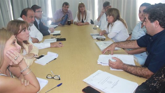 Diputados de la oposición recibieron reclamos de Gremial Médica.