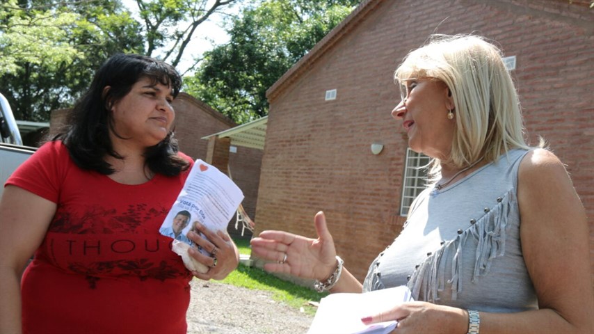 Elda Pértile estuvo dialogando con los vecinos junto a otros candidatos y dirigentes.