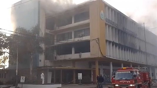 El fuego habría alcanzado hasta el último piso. (Foto: Policía del Chaco)